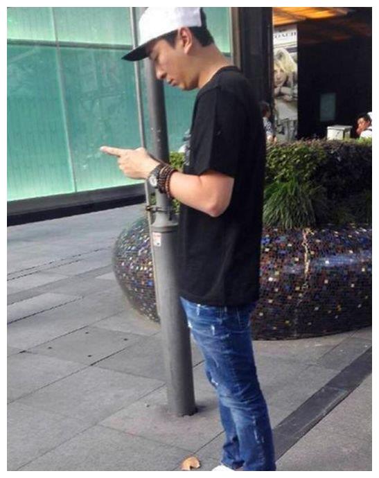 王思聪真人到底啥样?把上万元的椰子鞋当拖鞋穿,壕气外露