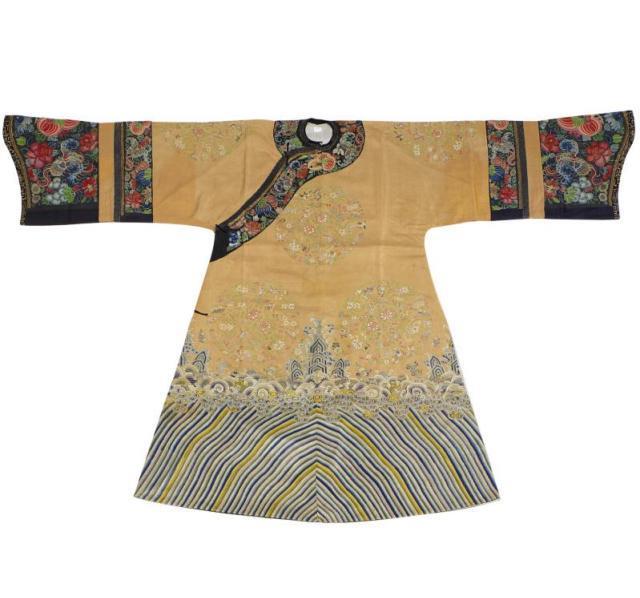满族人的服饰和装扮有什么特点？