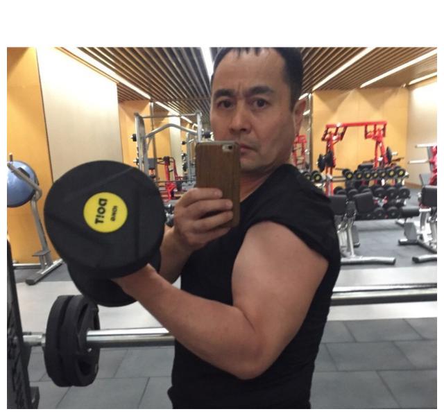 杨幂老爸晒照秀肌肉,年轻时的帅照曝光,杨幂果然随老爸!