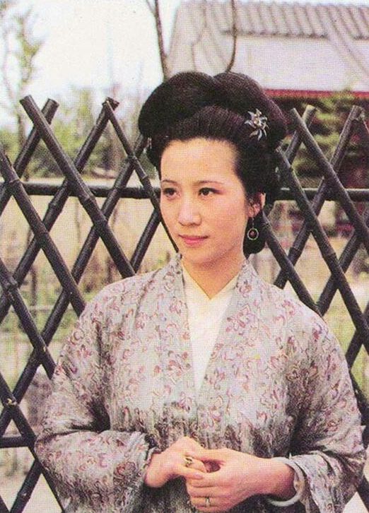 她是红楼梦里隐藏的富翁,在贾府衰败后独善其身,却异常吝啬