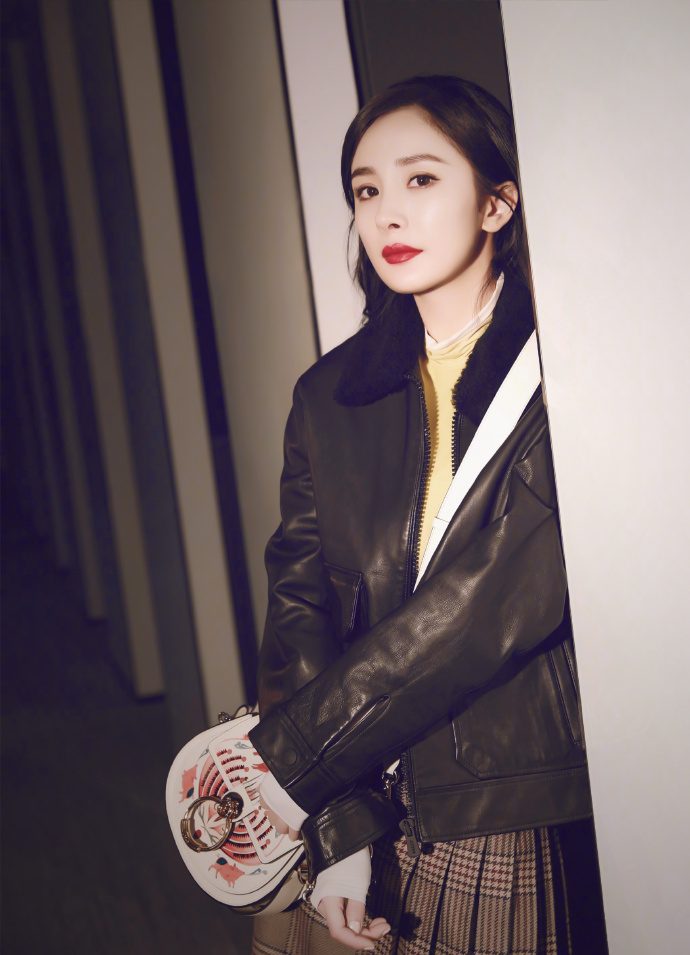 杨幂黑色夹克搭配高腰长裙 活泼又乖巧 高级感和时尚感同在