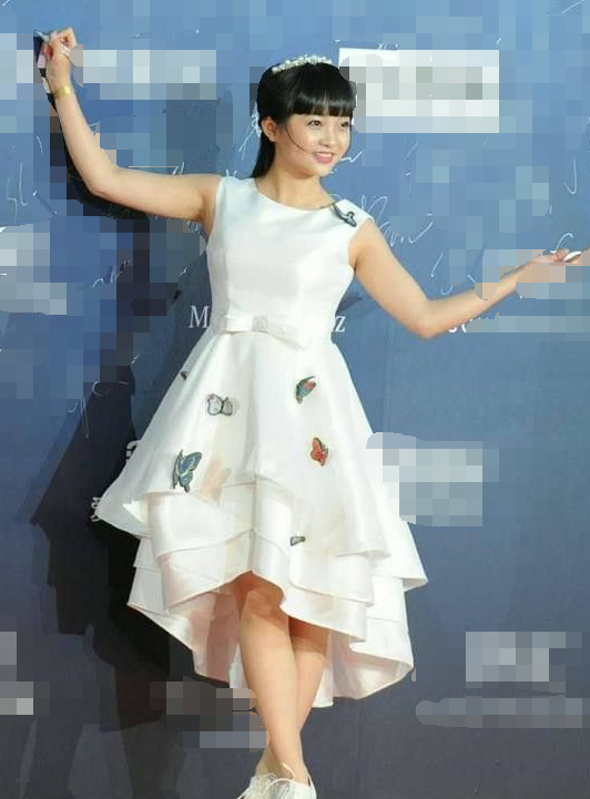 林妙可"开挂式"生长,红裙 高跟女人味爆棚,20的年纪12岁的脸