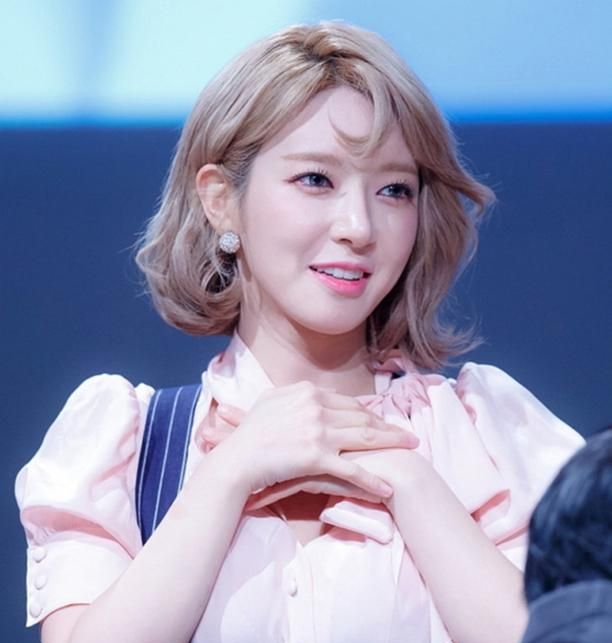 前aoa成员草娥神隐两年终现身 留长发超有气质粉丝望能幸福