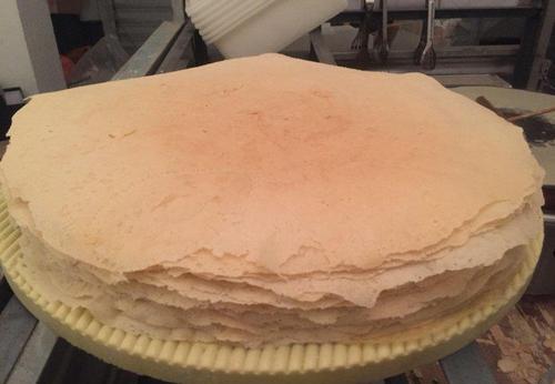 邹城特产煎饼卷大葱猛咬不放松手工煎饼