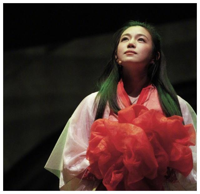 陈妍希一身红色嫁衣亮相梅兰芳大剧院,眼神杀气十足,经典重温!