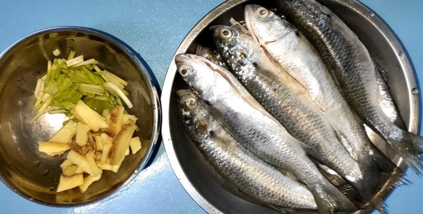 农村普通家庭油焖海鲜白弦鱼,姜丝芹菜一样不能少