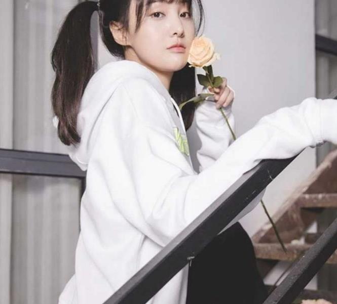 郑爽双丸子头清爽减龄,黑色牛仔裙显娇俏可爱,少女心造型超亮眼