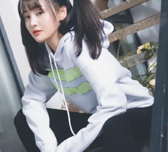 郑爽双丸子头清爽减龄,黑色牛仔裙显娇俏可爱,少女心造型超亮眼