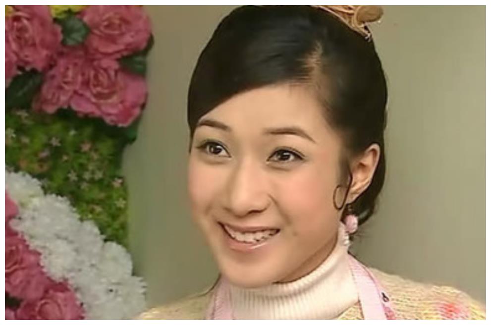 女主紫薇(钟嘉欣),标准的傻白甜,本为天界的百花仙子,为了尝试恋爱