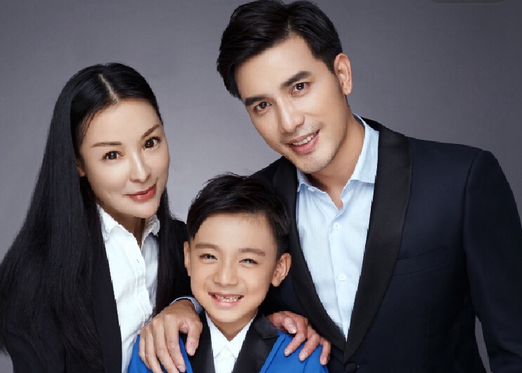 模特冠军父母强行中断儿子月入5万童模事业上学才是本分