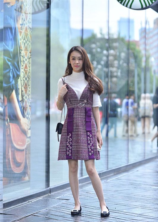 娇羞的一位少妇,从她的站姿就可以看得出来,身材也很苗条,穿搭有气质.