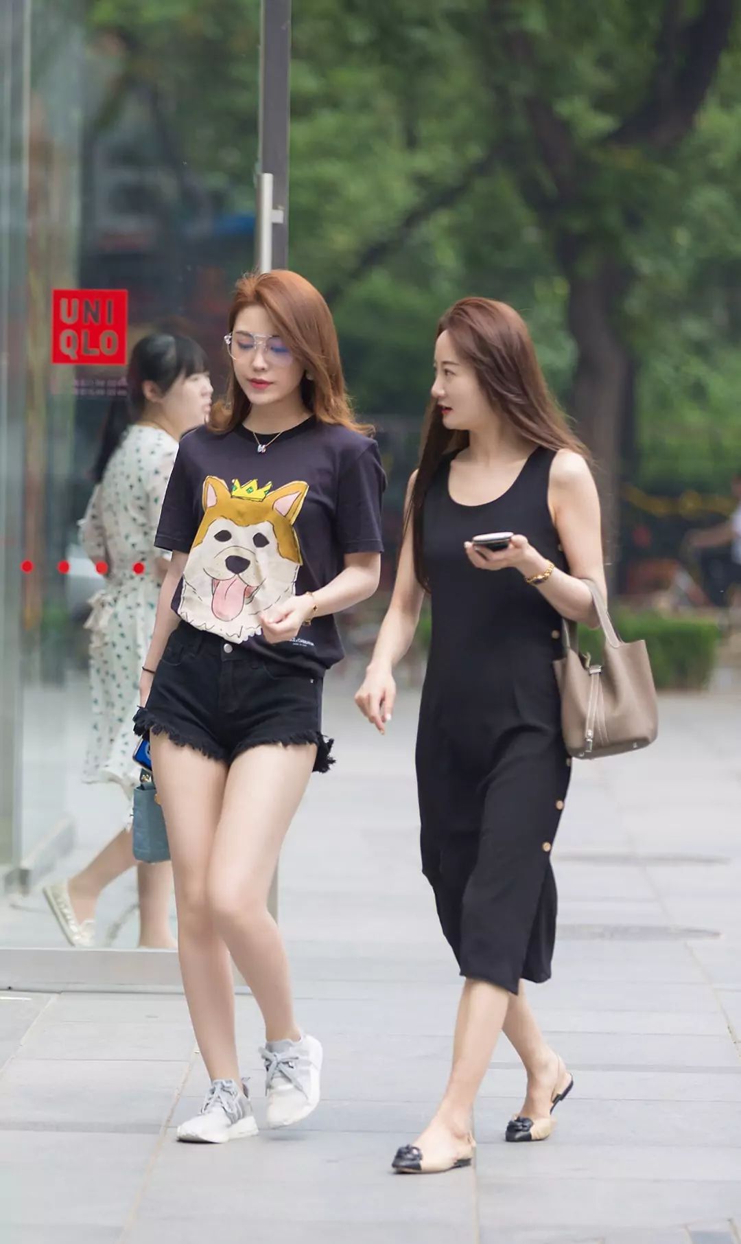 街拍温婉迷人的小姐姐一件时尚的连衣裙女人味十足