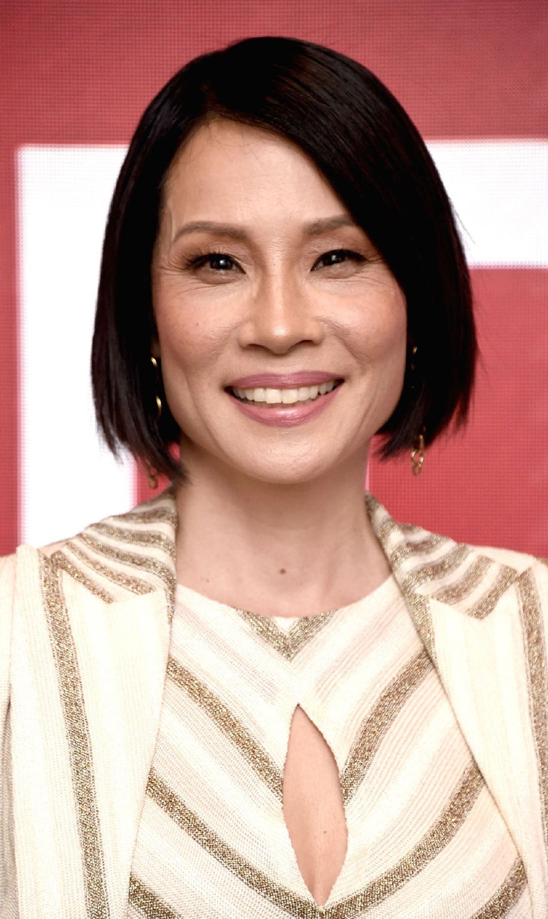 刘玉玲出席活动,一身条纹西装优雅干练,谁能想到她身高才156?