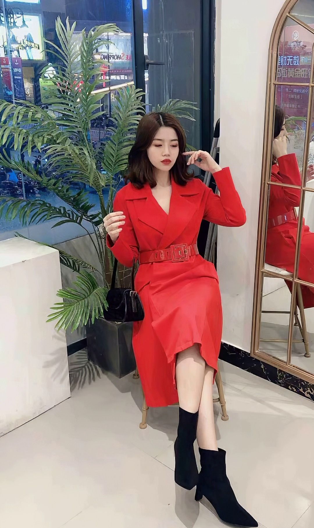 美女示范红色风衣穿搭技巧,尽显大气女人味,给寒冬添把"火"