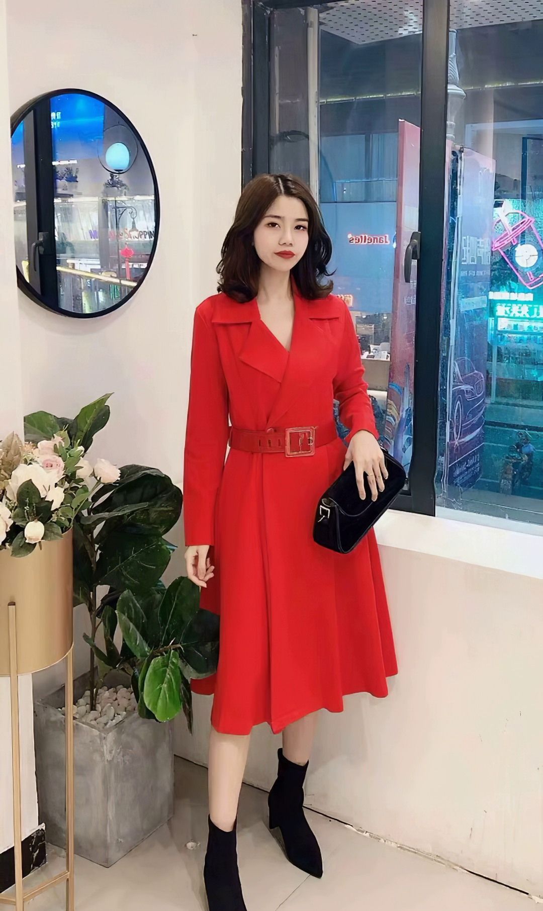 美女示范红色风衣穿搭技巧,尽显大气女人味,给寒冬添把"火"