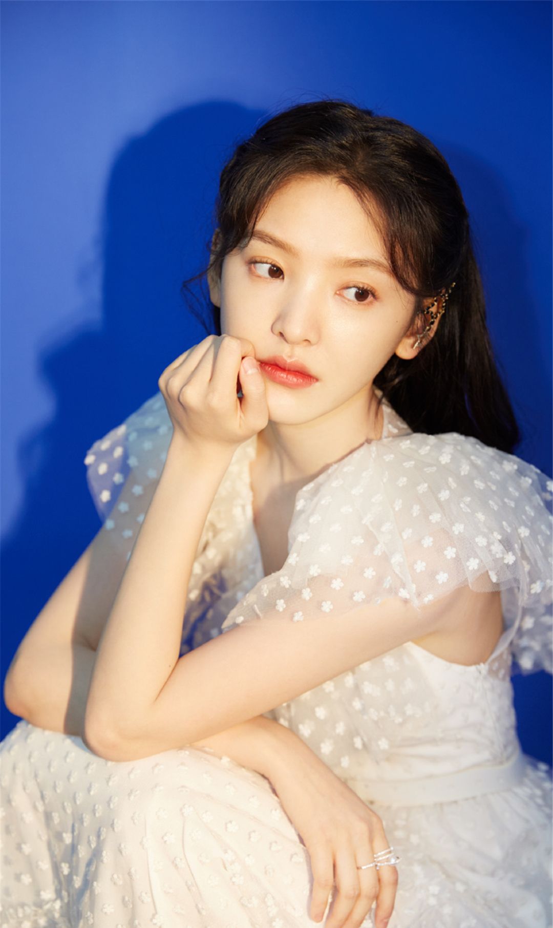 章若楠清新波点裙,叉腰托腮抵额,粉萌的小公主谁不爱!