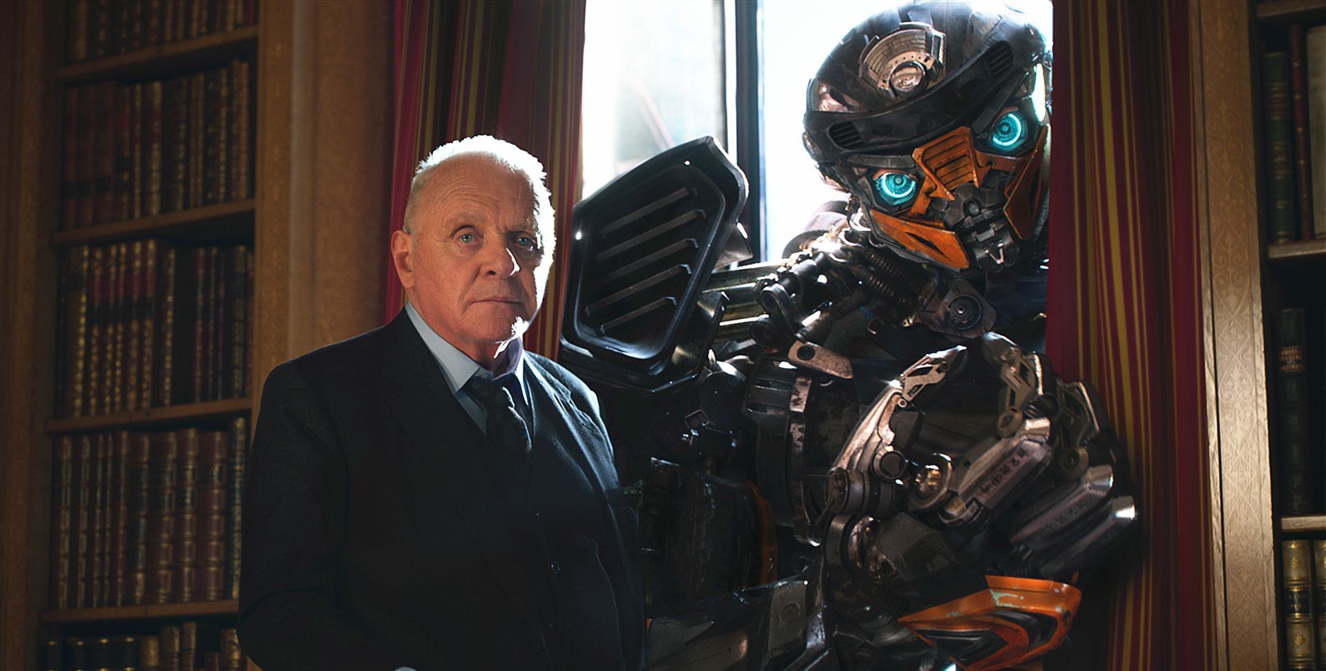 2016年,主演西部科幻剧《西部世界》 ;同年,担任动作科幻片《通灵神探