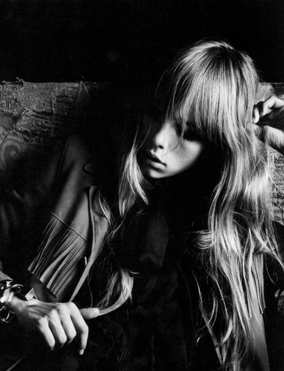 张曼玉早年黑白吸烟照片帅气不羁从旧照学会穿出法式摇滚魅力