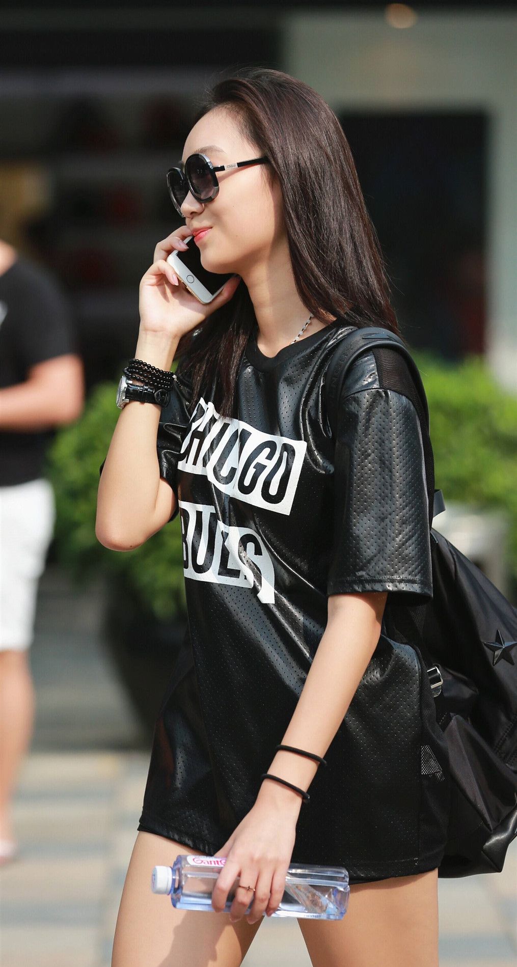 街拍:美女四肢如雪,娇羞的微笑,更是让人春心荡漾