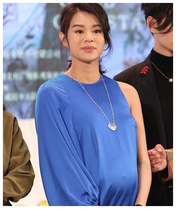 胡杏儿挺大肚子出席活动,网友:孙俪也不扶着点,小心宝宝!