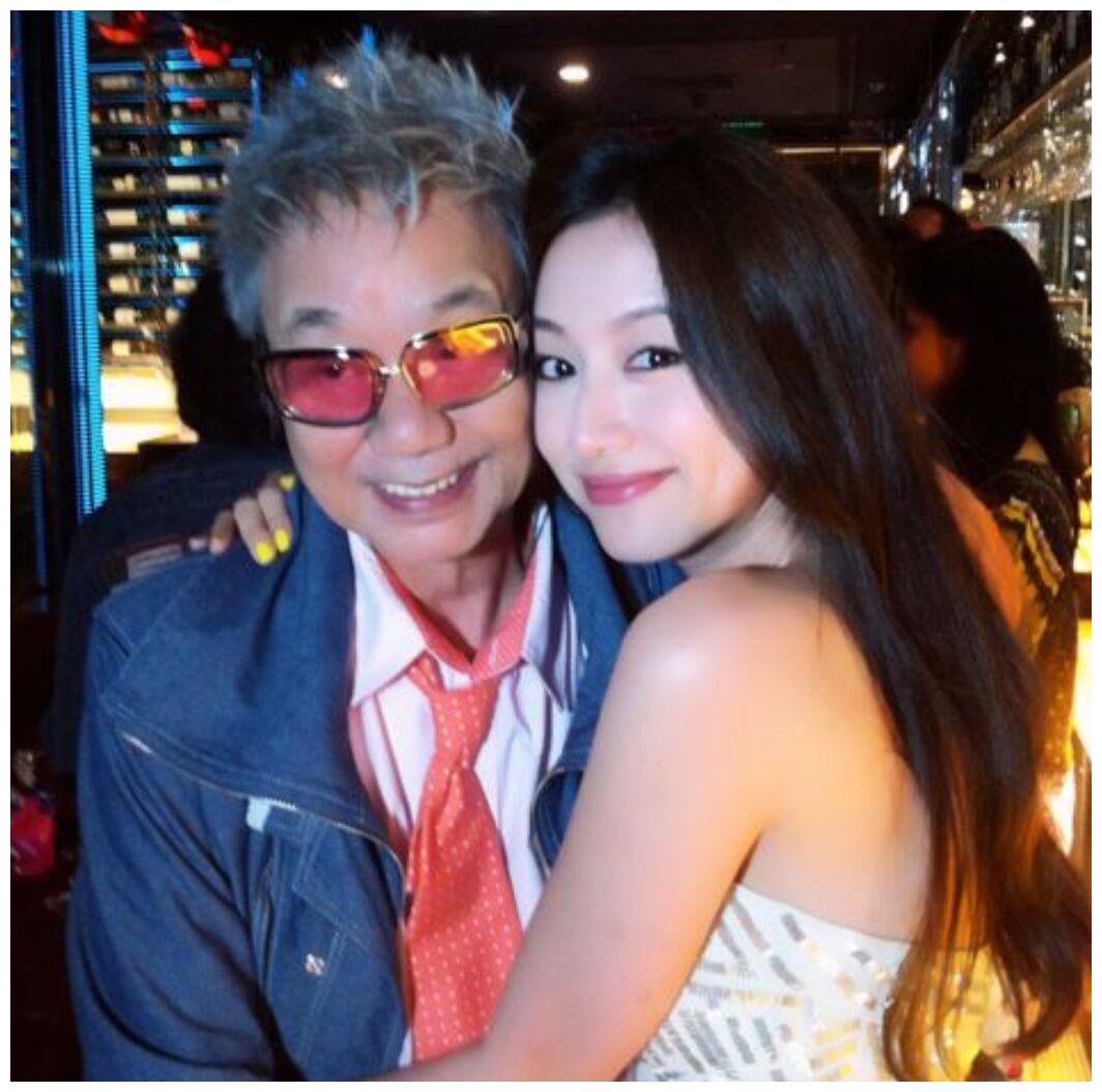 霍启刚堂弟女友公园玩滑板车,与霍启文相恋2年变单纯|王秀琳|霍启文