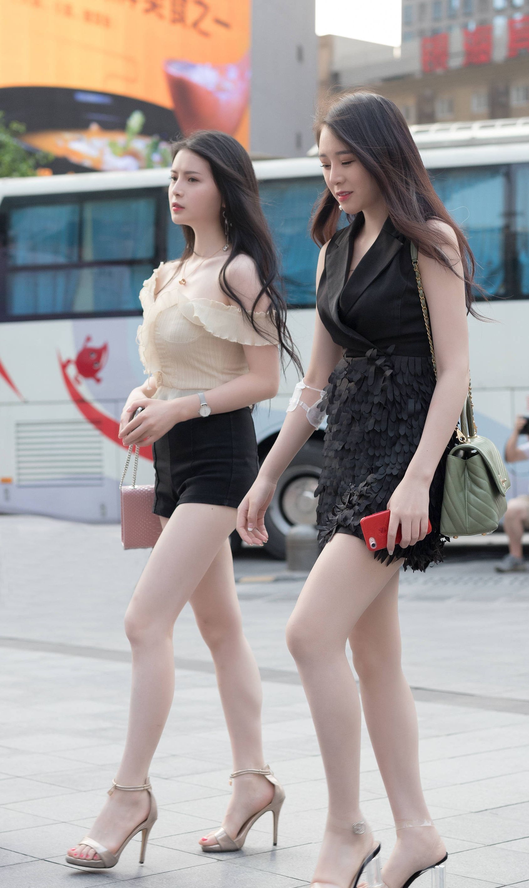 闺蜜逛街不怕撞衫,相似的穿搭更具可比性,更能展现个性魅力_高清图集