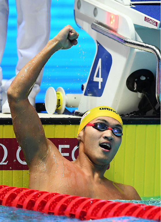 徐嘉余霸气反超卫冕冠军赛后激动秀肌肉