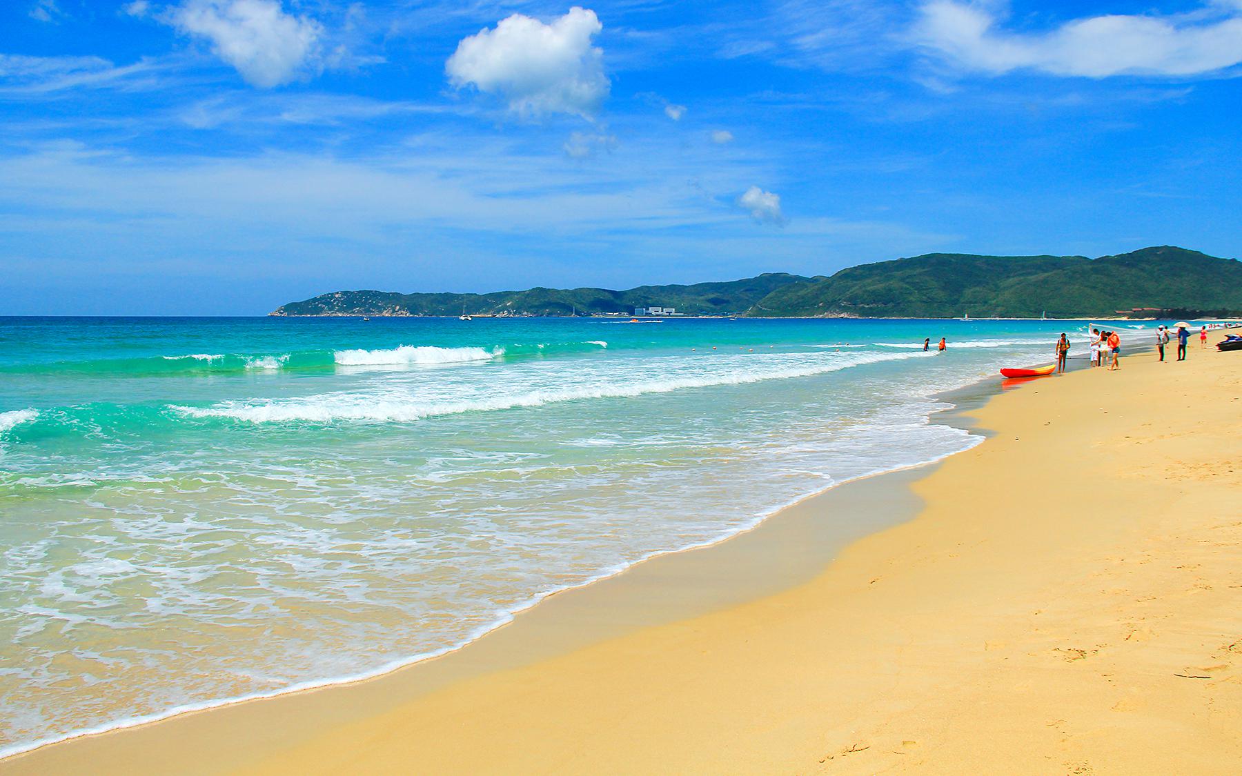 夏天的三亚碧海蓝天风光旖旎