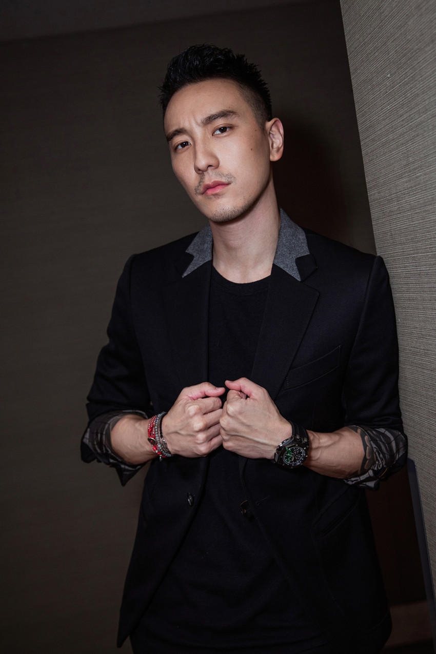 王阳明最新写真曝光 倚墙而立尽显绅士雅痞风