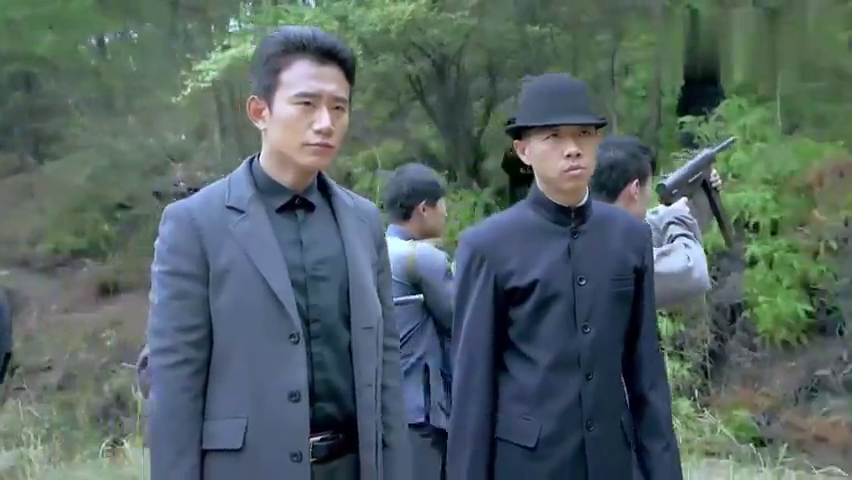 茶馆周围都是小鬼子特务,这接头人在茶杯里面写字,通知小伙离开