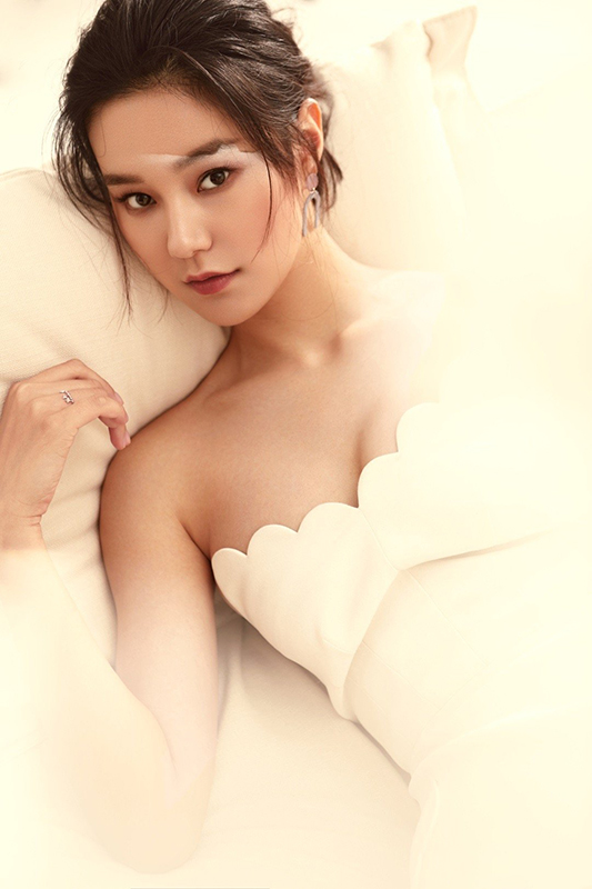 模特王一出镜《瑞丽伊人风尚》8月刊