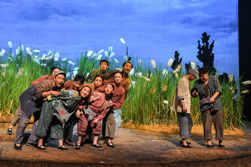 革命先烈虽离他们远去,但真正的英雄不应被孩子们忘记."新时代