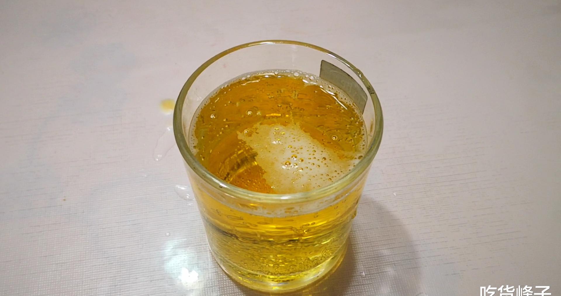 不过喝啤酒也有一件麻烦事,那就是啤酒盖需要酒起子才能打开,如果恰巧