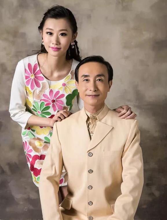 巩汉林一家四口其乐融融,照片中巩汉林的儿子巩天阔和母亲金珠的长相