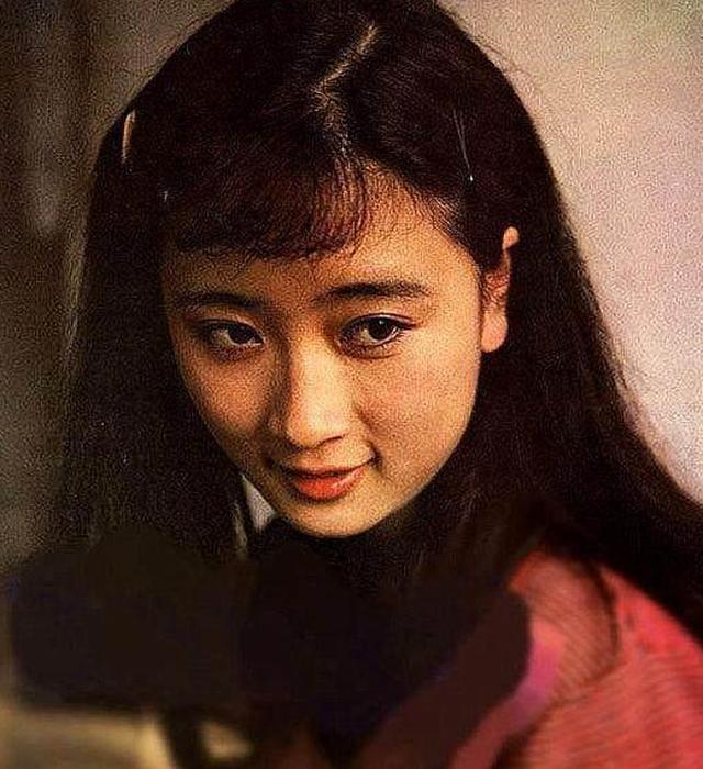 19岁一夜成名,因戏生情,与丈夫裸婚恩爱几十年,女儿很漂亮