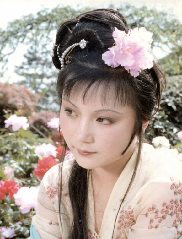 她是87版红楼梦的史湘云,当年没有考上大学,如今只能在大学教课