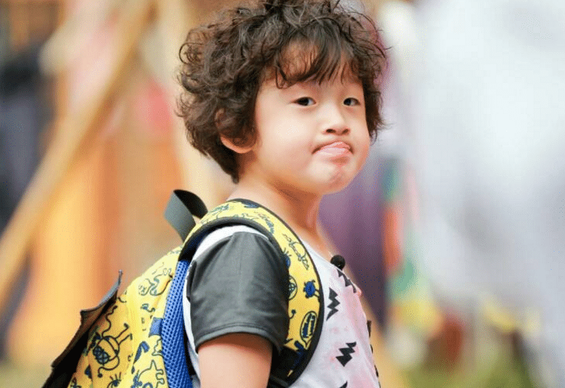 冉莹颖儿子才是开挂式长大曾一头卷发惹人爱直发帅成男神