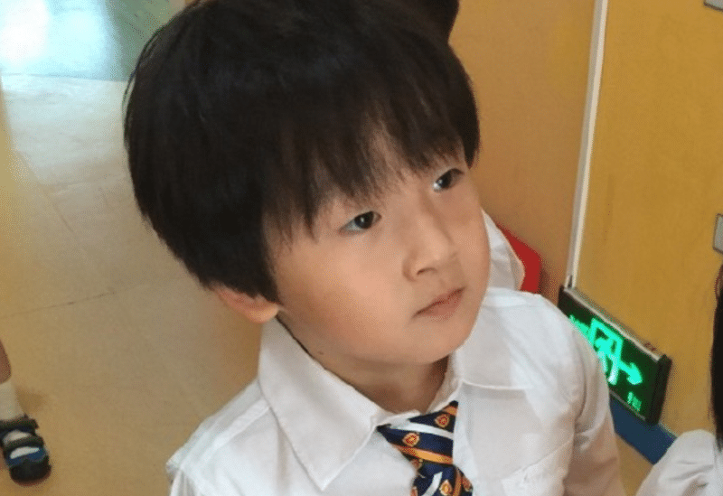 冉莹颖儿子才是开挂式长大曾一头卷发惹人爱直发帅成男神