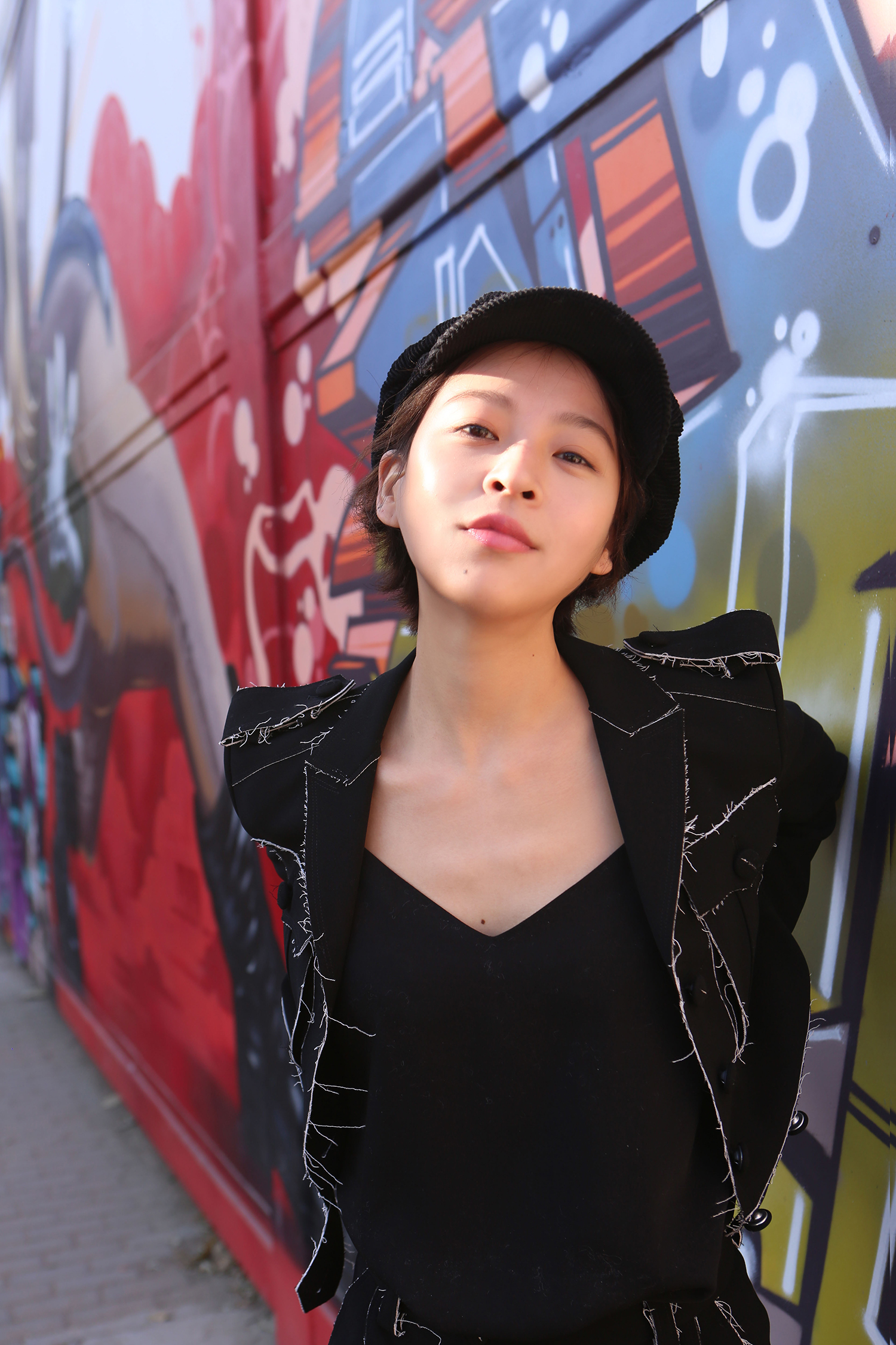 宋楠惜酷帅写真曝光 black look碰撞炫彩涂鸦