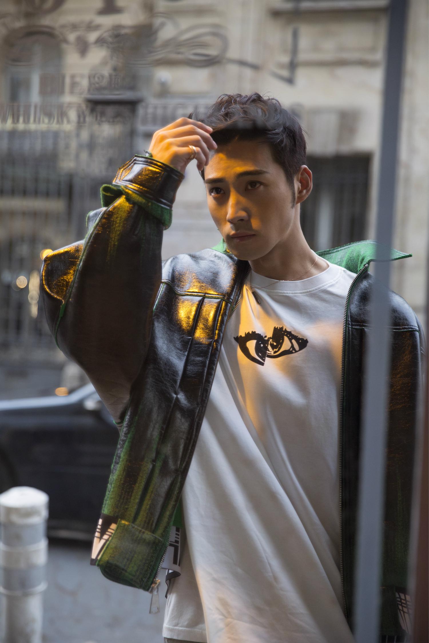 庞瀚辰巴黎度假写日记 闲里偷忙现身巴黎时装周