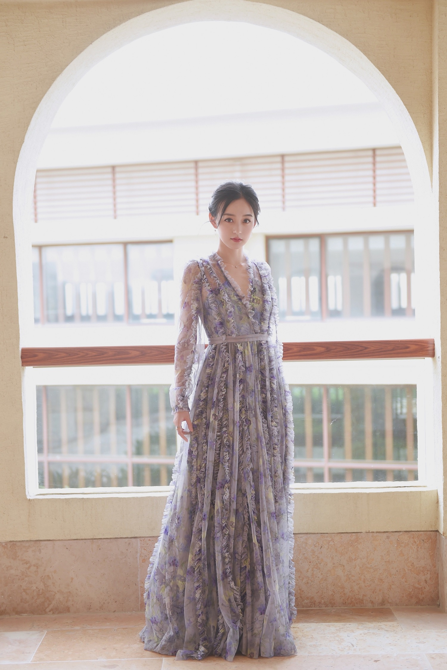 何泓姗紫色碎花裙甜美婉约清新脱俗look显气质