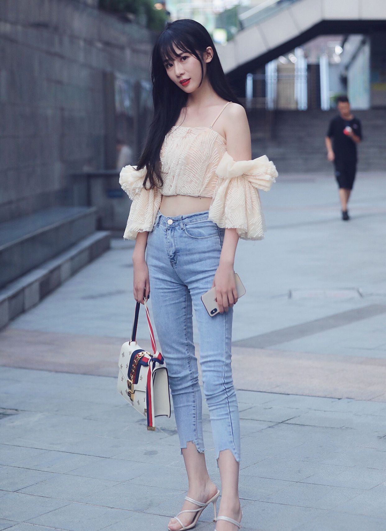 《街拍日记》:气质美女,这几张美腿,你最爱哪一个?