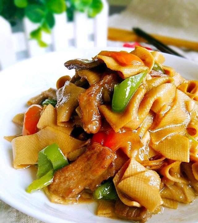 尖椒干豆腐炒肉片:做法简单,鲜香美味,口感嫩滑,特别下饭!