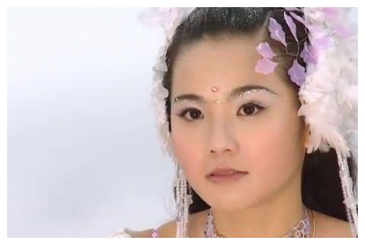 蔡卓妍在剧里饰演女一号紫兰仙子,16年前的她还不怎么出名,那时候看