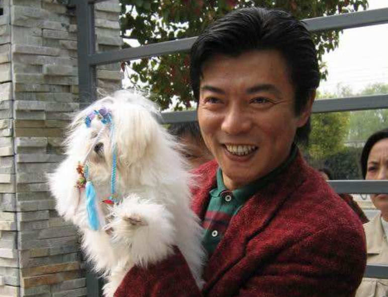 曾是琼瑶剧小生,人气不输秦汉马景涛,今64岁竟成"藏獒之父"