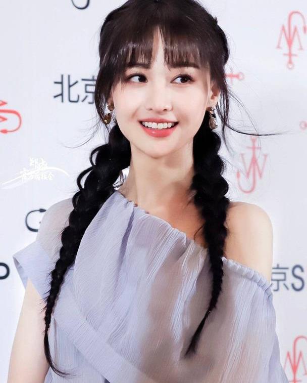 郑爽麻花辫造型甜美满分,少女气息十足,这是重回颜值巅峰啊