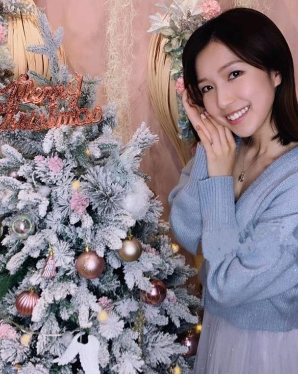 27岁郭嘉文晒美照,毛衣配纱裙清纯又甜美,怪不得深受李泽楷宠爱