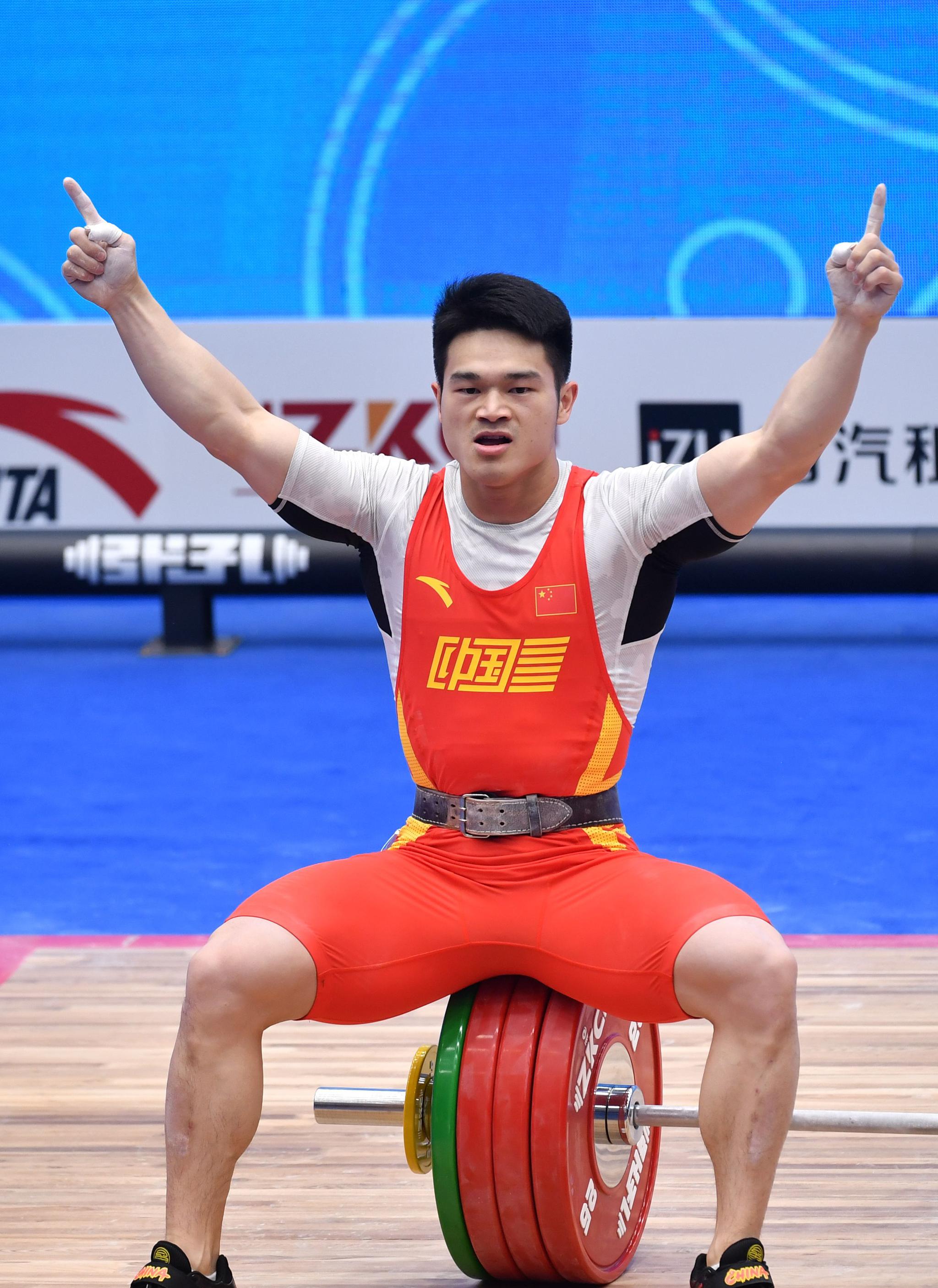 举重——世界杯:石智勇包揽男子73公斤级冠军