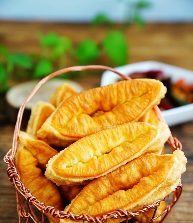 面粉别总是做馒头了,换个造型用油一炸,蓬松多孔特好吃,快试试