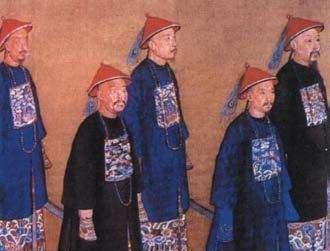 满族人的服饰和装扮有什么特点?